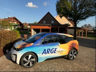 Geburtstagsgeschenk zu 45. Geburtstag: Die ARGE fährt jetzt umweltschonend mit dem E-Auto!